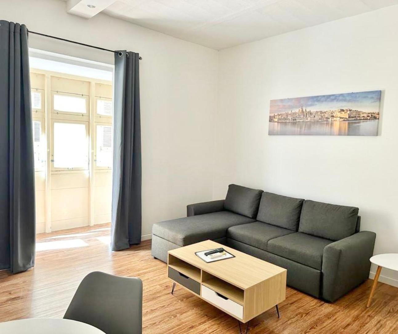 Central And Modern Valletta Flat Luaran gambar