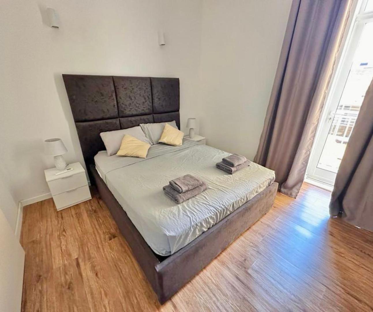 Central And Modern Valletta Flat Luaran gambar